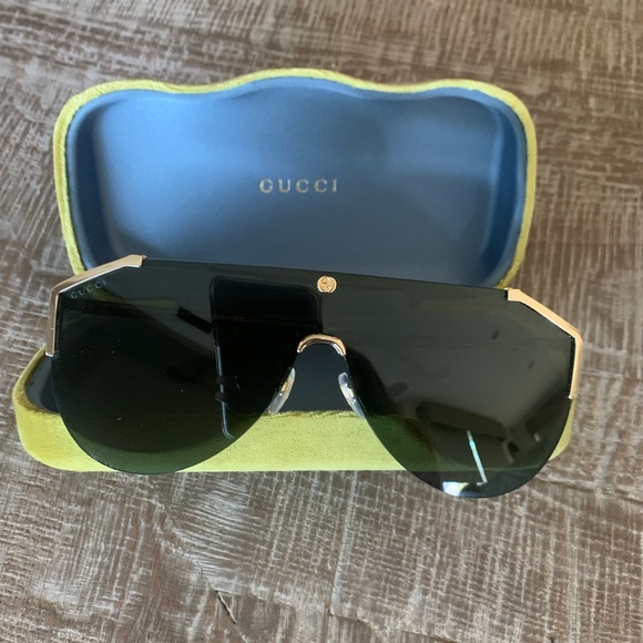 Authentic GUCCI Made in GG 0584 S 002